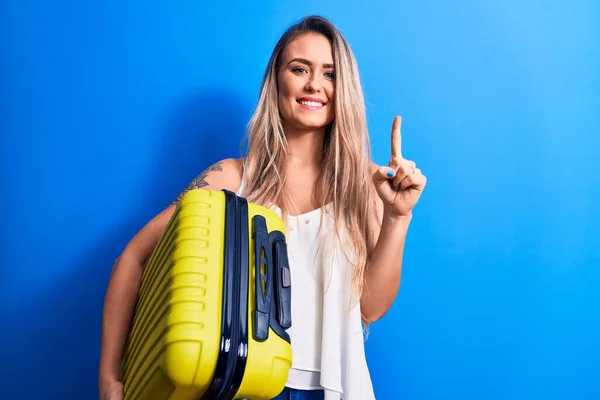 Junge Schöne Blonde Touristin Urlaub Mit Koffer Vor Blauem Hintergrund — Stockfoto