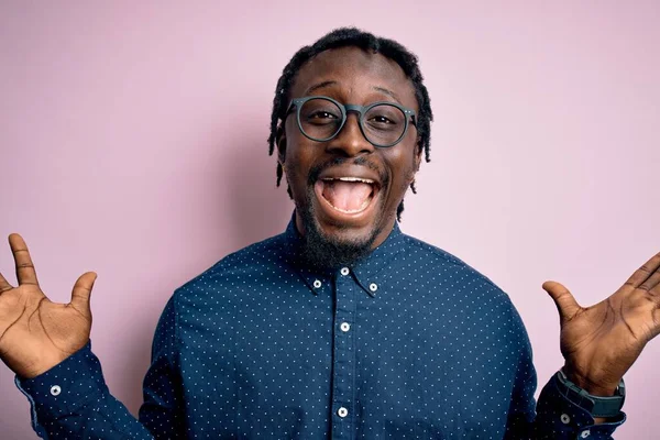 Joven Hombre Afroamericano Guapo Con Camisa Casual Gafas Sobre Fondo — Foto de Stock