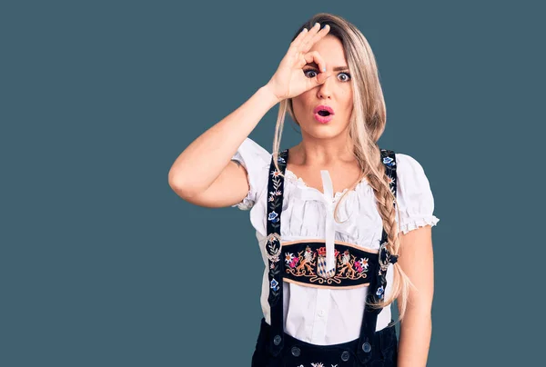 Oktoberfest Elbisesi Giyen Genç Sarışın Bir Kadın Şaşırmış Yüz Ifadesiyle — Stok fotoğraf