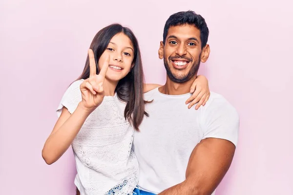 Jonge Vader Dochter Dragen Casual Kleding Tonen Wijzen Met Vingers — Stockfoto