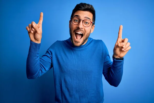 Jovem Homem Bonito Com Barba Vestindo Camisola Casual Óculos Sobre — Fotografia de Stock