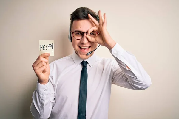 Junge Callcenter Betreiber Mann Trägt Headset Hält Zettel Mit Hilfe — Stockfoto