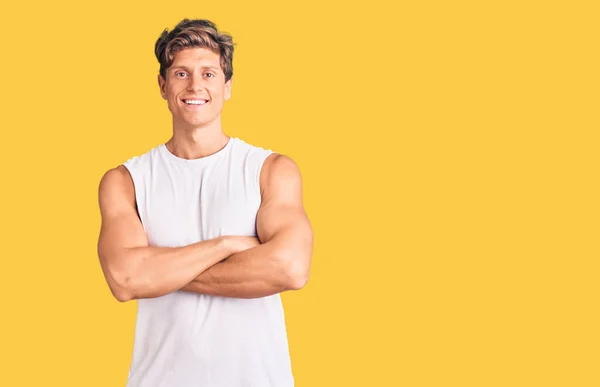 Jovem Homem Bonito Vestindo Camiseta Sem Mangas Rosto Feliz Sorrindo — Fotografia de Stock