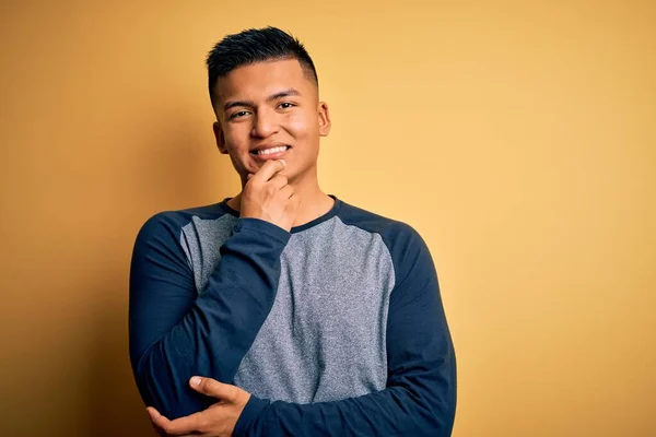 Ein Junger Gutaussehender Lateinischer Mann Lässigem Shirt Steht Vor Gelbem — Stockfoto