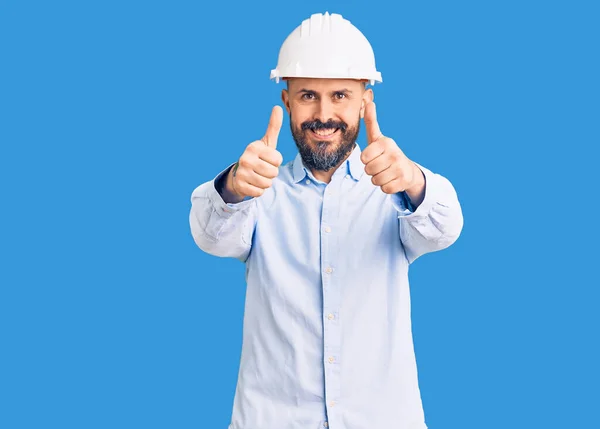 Ung Stilig Man Bär Arkitekt Hardhat Godkännande Gör Positiv Gest — Stockfoto