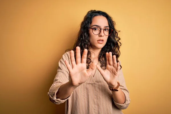 Mooie Vrouw Met Krullend Haar Met Gestreept Shirt Bril Gele — Stockfoto