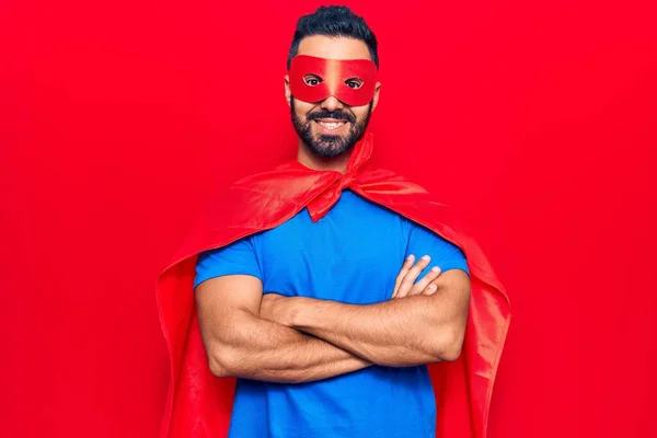 Homem Hispânico Jovem Vestindo Traje Super Herói Rosto Feliz Sorrindo — Fotografia de Stock