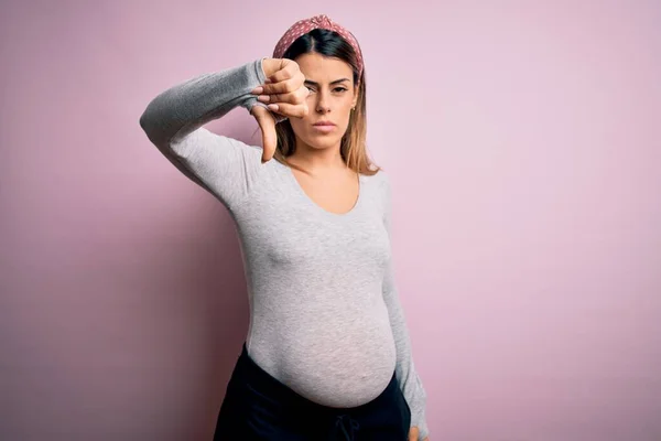 Mladá Krásná Brunetka Těhotná Čeká Dítě Přes Izolované Růžové Pozadí — Stock fotografie