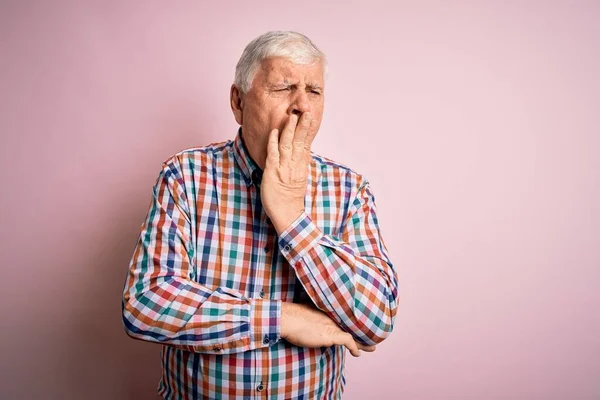 Senior Stilig Hoary Man Bär Casual Färgglad Skjorta Över Isolerade — Stockfoto