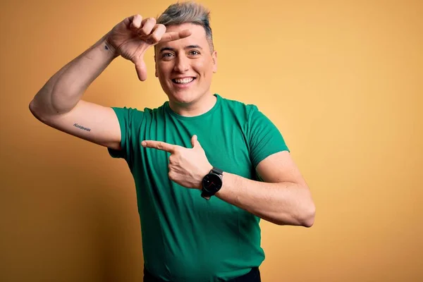 Homem Moderno Bonito Jovem Vestindo Casual Shirt Verde Sobre Fundo — Fotografia de Stock