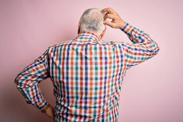 Starszy Przystojny Hoary Mężczyzna Nosić Dorywczo Kolorowy Koszula Odizolowanym Różowym — Zdjęcie stockowe