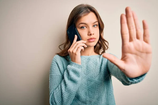 Menina Loira Jovem Ter Uma Conversa Falando Smartphone Sobre Fundo — Fotografia de Stock