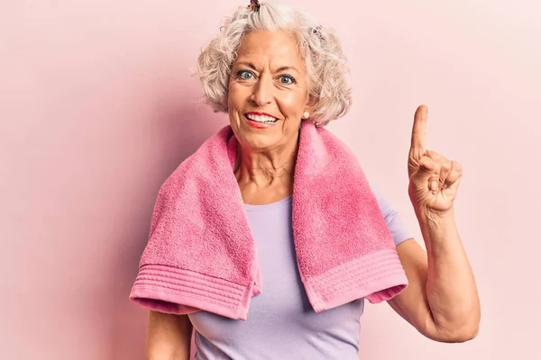 Senior Mulher Cabelos Grisalhos Vestindo Sportswear Toalha Sorrindo Com Uma — Fotografia de Stock