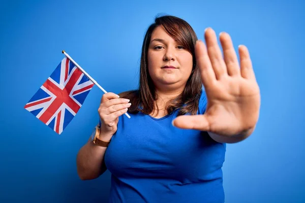 Güzel Iri Yarı Bir Kadın Mavi Arka Planda Birleşik Krallık — Stok fotoğraf