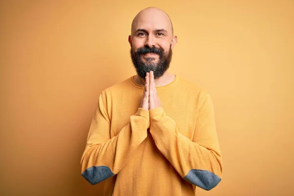 Bonito Homem Careca Com Barba Vestindo Camisola Casual Sobre Fundo — Fotografia de Stock