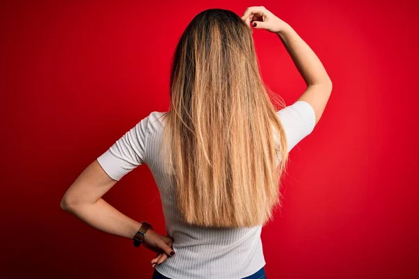 Hermosa Mujer Rubia Con Ojos Azules Con Camiseta Blanca Casual — Foto de Stock