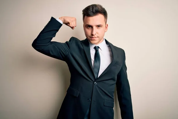 若いですハンサムなビジネスマンはエレガントなスーツを着て 孤立した背景の上にネクタイ腕の筋肉を示す強い人 自信と力の誇り — ストック写真