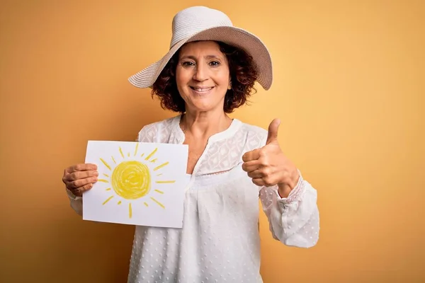 Middle Age Curly Woman Vacation Holding Bunner Sun Image Yellow — Stock Photo, Image