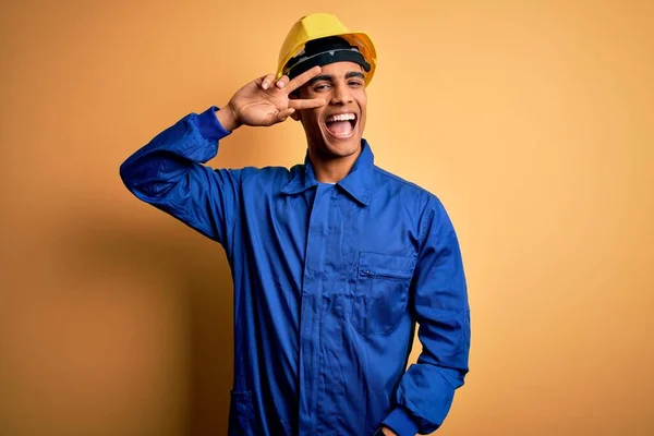 Jovem Homem Trabalhador Afro Americano Bonito Vestindo Uniforme Azul Capacete — Fotografia de Stock