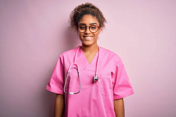 Afrikanische Amerikanische Krankenschwester Mädchen Trägt Medizinische Uniform Und Stethoskop Über — Stockfoto