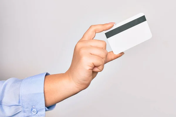 Mão Caucasiano Jovem Segurando Cartão Crédito Sobre Fundo Branco Isolado — Fotografia de Stock
