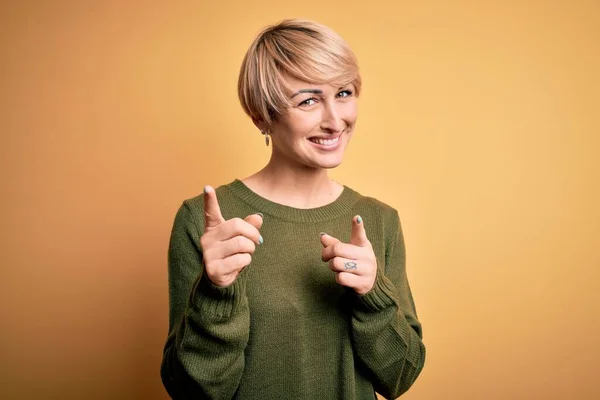 Giovane Donna Bionda Con Capelli Corti Moderni Indossa Maglione Casual — Foto Stock