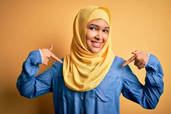 Ung Vacker Kvinna Med Lockigt Hår Bär Arabiska Traditionella Hijab — Stockfoto