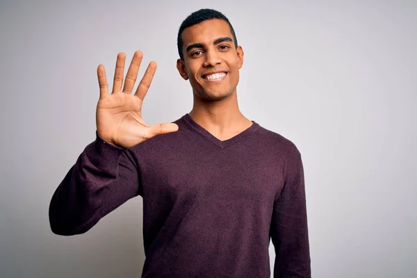 Joven Hombre Afroamericano Guapo Usando Suéter Casual Sobre Fondo Blanco — Foto de Stock