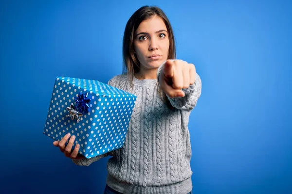 Mujer Rubia Joven Sosteniendo Una Caja Regalo Como Regalo Cumpleaños —  Fotos de Stock