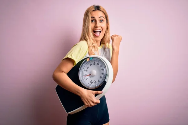 Jovem Bela Mulher Esportiva Loira Dieta Segurando Máquina Peso Sobre — Fotografia de Stock