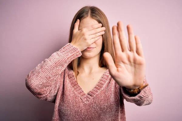 Ung Vacker Rödhårig Kvinna Bär Casual Tröja Över Isolerade Rosa — Stockfoto