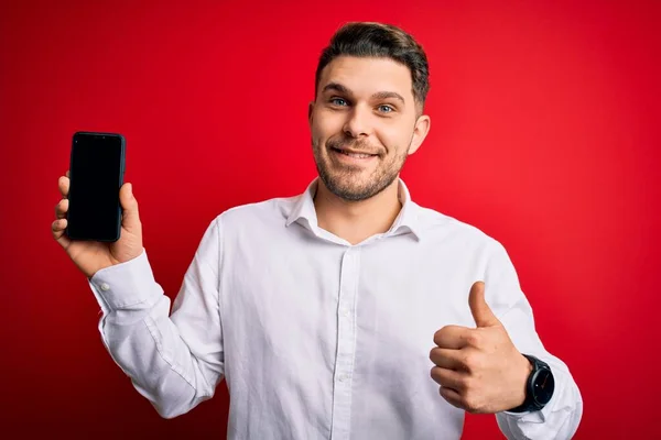 Mavi Gözlü Genç Adamı Kırmızı Arka Planda Akıllı Telefon Ekranı — Stok fotoğraf