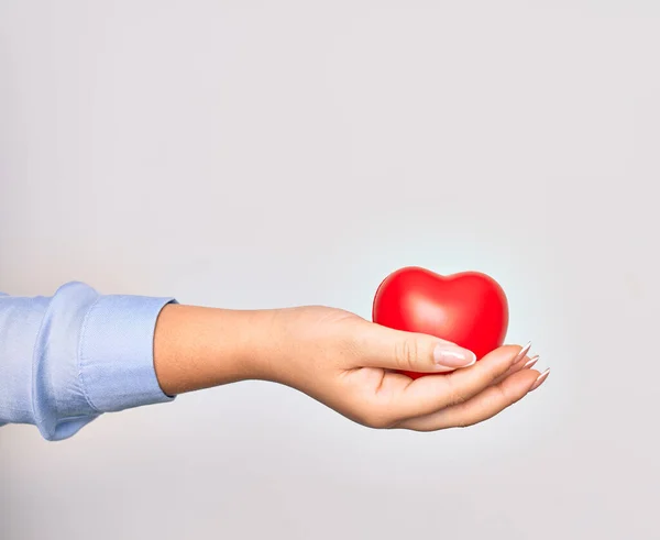 Mão Caucasiano Jovem Segurando Coração Vermelho Sobre Fundo Branco Isolado — Fotografia de Stock