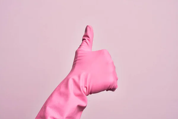 带着清洁手套的高加索年轻人的手 在孤立的粉色背景上做着成功的认可手势 带着大拇指 验证和积极的符号 — 图库照片