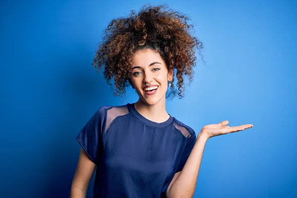 Jovem Mulher Bonita Com Cabelo Encaracolado Piercing Vestindo Casual Azul — Fotografia de Stock