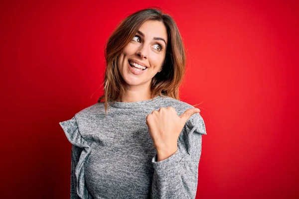 Young Beautiful Brunette Woman Wearing Casual Sweater Standing Red Background — Stock Photo, Image