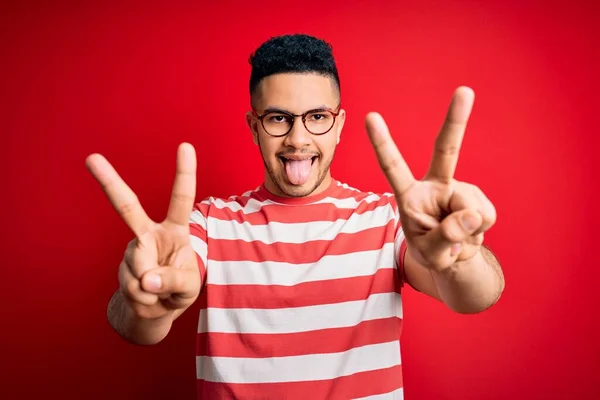 Jonge Knappe Man Met Casual Gestreept Shirt Bril Geïsoleerde Rode — Stockfoto