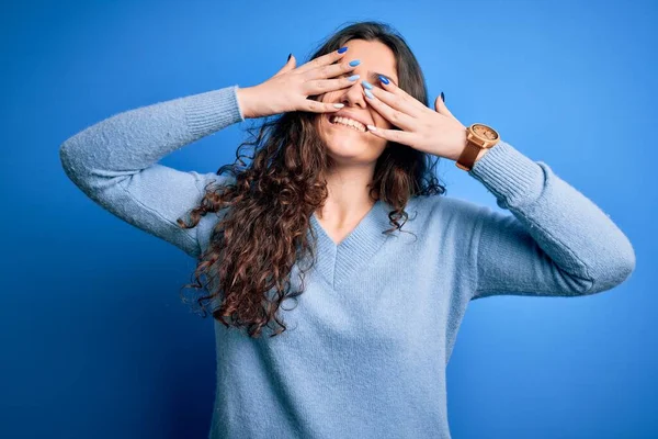 Junge Schöne Frau Mit Lockigem Haar Trägt Blauen Lässigen Pullover — Stockfoto