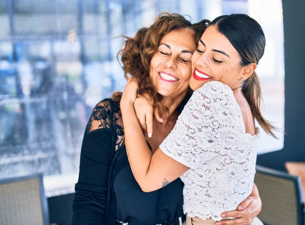 Hermosa Madre Hija Sonriendo Felices Confiadas Pie Con Sonrisa Cara —  Fotos de Stock