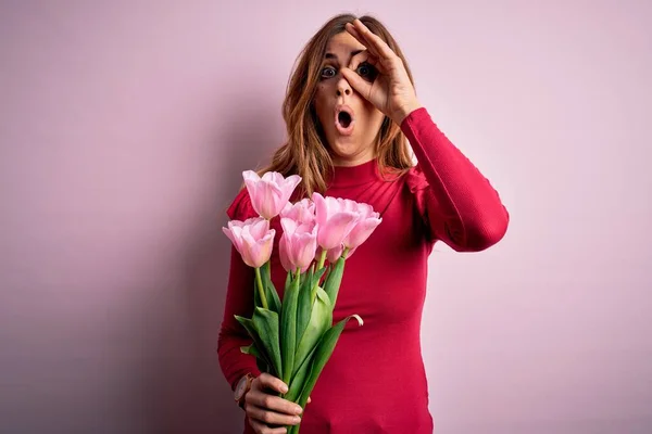 Joven Hermosa Morena Sosteniendo Ramo Tulipanes Rosados Sobre Fondo Aislado — Foto de Stock