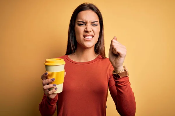 Genç Güzel Esmer Kadın Sarı Arka Planda Bir Fincan Kahve — Stok fotoğraf
