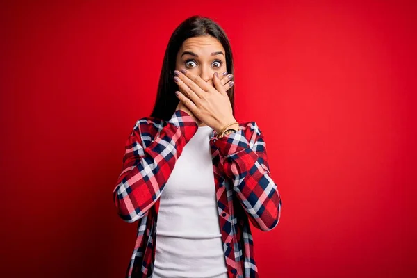 Junge Schöne Brünette Frau Lässigem Hemd Vor Isoliertem Rotem Hintergrund — Stockfoto