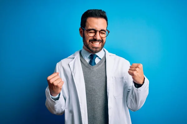 Homem Médico Bonito Jovem Com Barba Vestindo Casaco Óculos Sobre — Fotografia de Stock