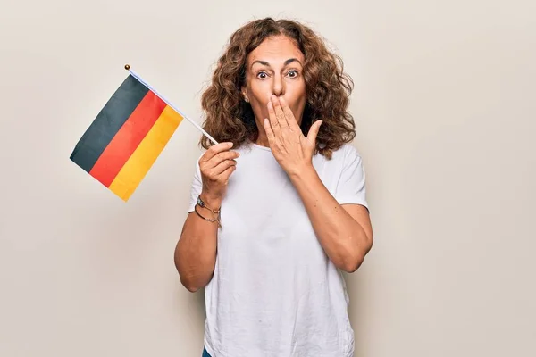 Mujer Patriótica Hermosa Mediana Edad Sosteniendo Bandera Alemana Sobre Fondo —  Fotos de Stock