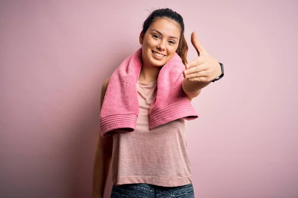 Young Beautiful Brunette Sportswoman Wearing Sportswear Towel Pink Background Smiling — Stock Photo, Image