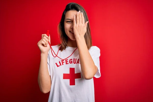 Giovane Bella Ragazza Bagnino Bruna Indossa Shirt Con Croce Rossa — Foto Stock