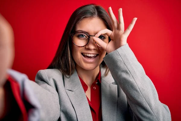 Jovem Mulher Negócios Bonita Com Olhos Azuis Vestindo Óculos Fazendo — Fotografia de Stock