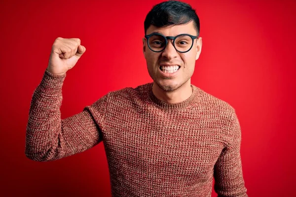 Homem Hispânico Bonito Jovem Usando Óculos Nerd Sobre Fundo Vermelho — Fotografia de Stock