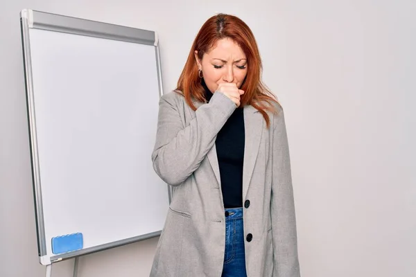 Joven Mujer Negocios Pelirroja Hermosa Haciendo Presentación Negocios Utilizando Junta — Foto de Stock