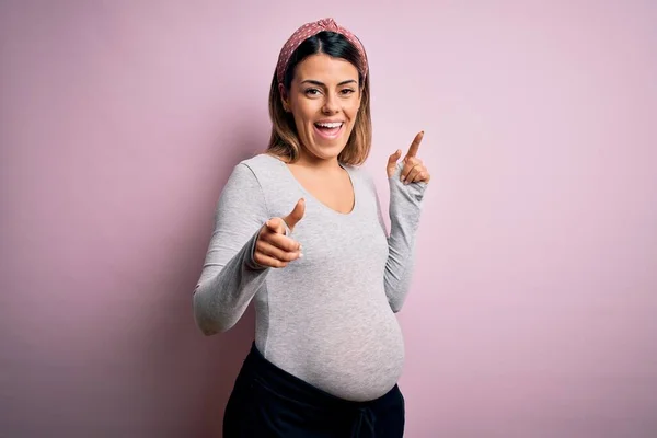 Genç Güzel Esmer Hamile Bir Kadın Izole Edilmiş Pembe Arka — Stok fotoğraf